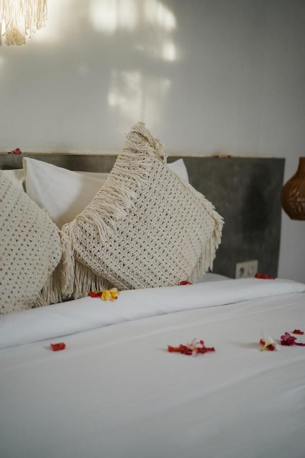 Suku Lifestyle Hotel & Villas Selong Belanak Exterior photo